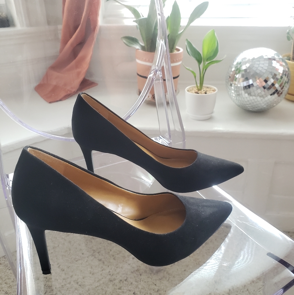 Black suede stiletto pumps / heels